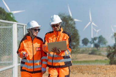 Profesyonel mühendis ekip çalışması. Servis onarım rüzgar türbini temiz çalışıyor. Rüzgar enerjisi jeneratörü çiftliği..