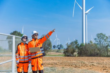 Profesyonel mühendis ekip çalışması. Servis onarım rüzgar türbini temiz çalışıyor. Rüzgar enerjisi jeneratörü çiftliği..