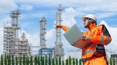 Asya Japonya Petrol Sanayi Mühendisi Rafineri Petrol ve Gaz Bakım Servisi 'nde dizüstü bilgisayarlı çalışan.