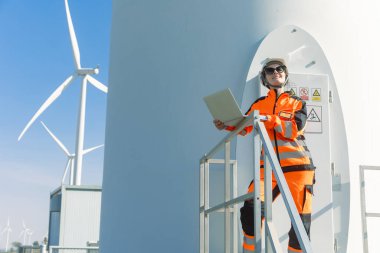 Profesyonel mühendis teknisyeni, servis bakımını kontrol ediyor rüzgar türbini temiz elektrik santrali. Rüzgar enerjisi jeneratörü çiftliği..