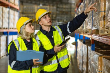 Profesyonel depo çalışanları. Kafkas hisse senedi envanter ekibi çalışanı kargo depolama ürünleri nakliye sektöründe çalışıyor..
