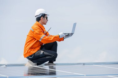 Profesyonel Mühendis Servis Güneş Paneli. İşçi Bakım Temizliği, Güneş Paneli Değiştirme. Sanayi çatısındaki güneş fotovoltaik panel sistemi. Enerji Temiz Güç ile Kaydediliyor.