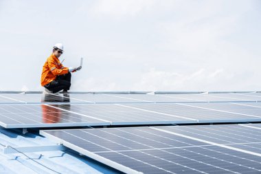 Profesyonel Mühendis Servis Güneş Paneli. İşçi Bakım Temizliği, Güneş Paneli Değiştirme. Sanayi çatısındaki güneş fotovoltaik panel sistemi. Enerji Temiz Güç ile Kaydediliyor.