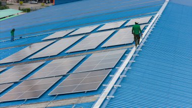 Profesyonel Mühendis Ekibi Servis Güneş Paneli 'nin hava görüntüsü. İşçi Bakım Temizliği Güneş Paneli Değiştirme.