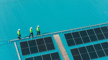 Profesyonel Mühendis Ekibi Servis Güneş Paneli 'nin hava görüntüsü. İşçi Bakım Temizliği Güneş Paneli Değiştirme.