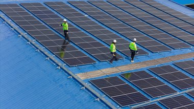 Profesyonel Mühendis Ekibi Servis Güneş Paneli 'nin hava görüntüsü. İşçi Bakım Temizliği Güneş Paneli Değiştirme.