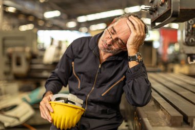 Kıdemli mühendis ağır sanayi fabrikasında uyku yorgunluğu çekiyor..