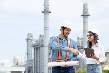 Profesyonel Petrol Rafineri Mühendisliği Mühendis Ekibi, petrol doğalgaz projesi için el sıkışıyor