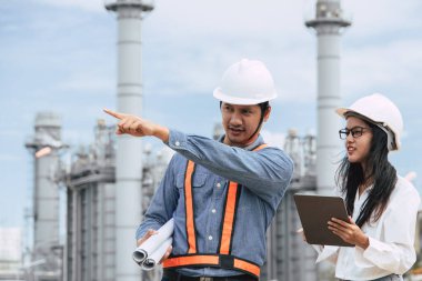 Profesyonel petrol rafineri mühendisi ekibi, petrol ve doğalgaz sanayi santrali inşa projesi için birlikte çalışıyor..