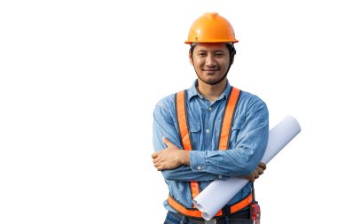 Profesyonel akıllı Asyalı mühendis mavi çizgili işçi mutlu bir gülümsemeyle beyaz arka planda kırpma yolu ile izole edilmiş duruyor.