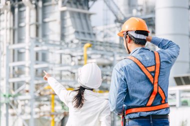 Profesyonel Petrol Rafineri Mühendisliği ekibi petrol ve doğalgaz sanayi santrali inşa ediyor. Petrokimya sanayii profesyonel işçisi.