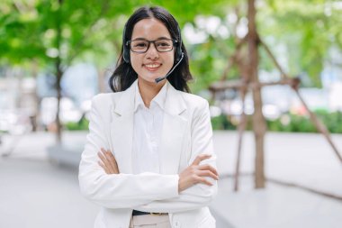 Genç ve zeki pazarlama ekibi Green Park 'ta çalışıyor çağrı cihazını kullanarak mutlu bir gülümseme takınıyorlar..