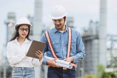 Profesyonel petrol rafineri mühendisi ekibi, petrol ve doğalgaz sanayi santrali inşa projesi için birlikte çalışıyor..