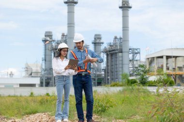 Profesyonel petrol rafineri mühendisi ekibi, petrol ve doğalgaz sanayi santrali inşa projesi için birlikte çalışıyor..