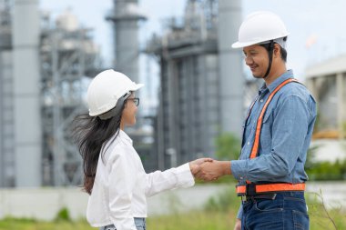 Profesyonel Petrol Rafineri Mühendisliği Mühendis Ekibi, petrol doğalgaz projesi için el sıkışıyor