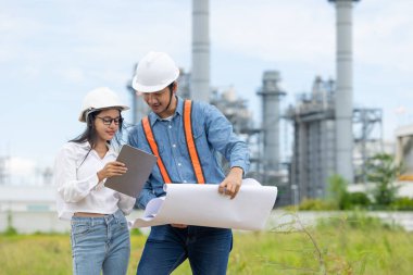 Profesyonel petrol rafineri mühendisi ekibi, petrol ve doğalgaz sanayi santrali inşa projesi için birlikte çalışıyor..