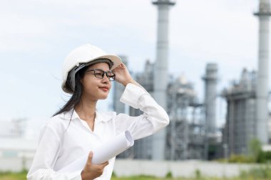 Profesyonel akıllı vizyonlu genç mühendis kadınlar rafineri elektrik santralinin kat planına karşı çıkıyorlar. Büyük endüstri inşaatı gelecek proje yönetimi kavramı.