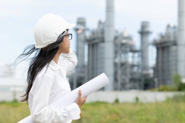 Profesyonel akıllı vizyonlu genç mühendis kadınlar rafineri elektrik santralinin kat planına karşı çıkıyorlar. Büyük endüstri inşaatı gelecek proje yönetimi kavramı.