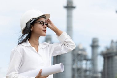 Profesyonel akıllı vizyonlu genç mühendis kadınlar rafineri elektrik santralinin kat planına karşı çıkıyorlar. Büyük endüstri inşaatı gelecek proje yönetimi kavramı.