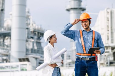 Profesyonel Petrol Rafineri Mühendisliği ekibi petrol ve doğalgaz sanayi santrali inşa ediyor. Petrokimya sanayii profesyonel işçisi.