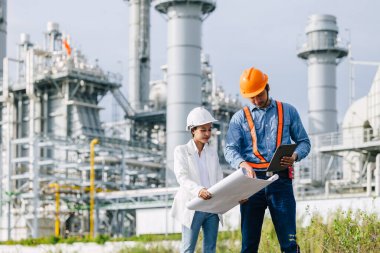 Profesyonel Petrol Rafineri Mühendisliği ekibi petrol ve doğalgaz sanayi santrali inşa ediyor. Petrokimya sanayii profesyonel işçisi.