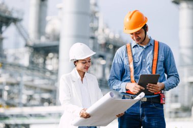 Profesyonel Petrol Rafineri Mühendisliği ekibi petrol ve doğalgaz sanayi santrali inşa ediyor. Petrokimya sanayii profesyonel işçisi.