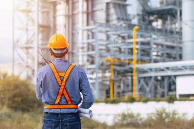 Profesyonel Petrol Rafineri mühendisi petrol ve doğalgaz sanayi santrali inşa ediyor. Petrokimya sanayii profesyonel işçi bakış açısı.