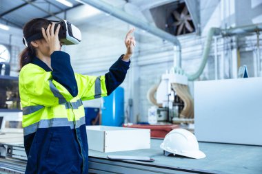 Modern Factory Innovation Technology in Industry, VR Mobilya Tasarım Atölyesinde Sanal Gerçeklik Kulaklığı kullanan Teknisyen kadın.