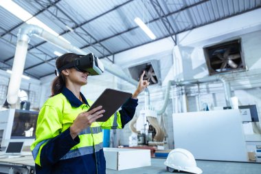 Modern Factory Innovation Technology in Industry, VR Mobilya Tasarım Atölyesinde Sanal Gerçeklik Kulaklığı kullanan Teknisyen kadın.