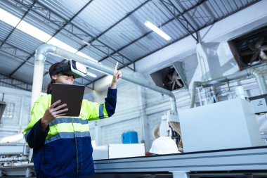 Modern Factory Innovation Technology in Industry, VR Mobilya Tasarım Atölyesinde Sanal Gerçeklik Kulaklığı kullanan Teknisyen kadın.