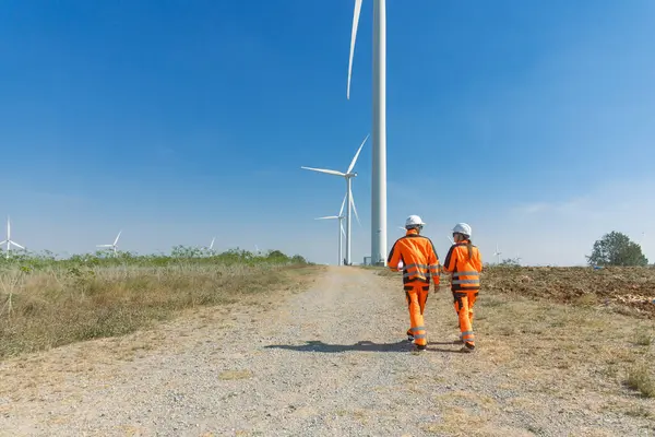Profesyonel mühendis ekip çalışması. Servis onarım rüzgar türbini temiz çalışıyor. Rüzgar enerjisi jeneratörü çiftliği..