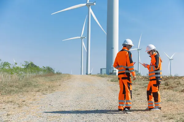 Profesyonel mühendis ekip çalışması. Servis onarım rüzgar türbini temiz çalışıyor. Rüzgar enerjisi jeneratörü çiftliği..