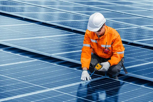 Profesyonel Mühendis Servis Güneş Paneli. İşçi Bakım Temizliği, Güneş Paneli Değiştirme. Sanayi çatısındaki güneş fotovoltaik panel sistemi. Enerji Temiz Güç ile Kaydediliyor.
