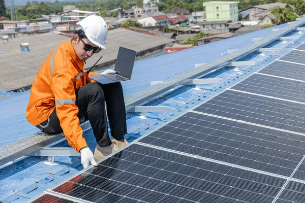 Profesyonel Mühendis Servis Güneş Paneli. İşçi Bakım Temizliği, Güneş Paneli Değiştirme. Sanayi çatısındaki güneş fotovoltaik panel sistemi. Enerji Temiz Güç ile Kaydediliyor.