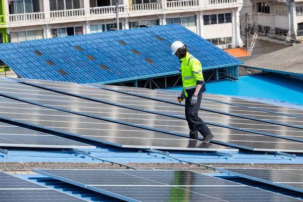 Profesyonel Mühendis Servis Güneş Paneli. İşçi Bakım Temizliği, Güneş Paneli Değiştirme. Sanayi çatısındaki güneş fotovoltaik panel sistemi. Enerji Temiz Güç ile Kaydediliyor.