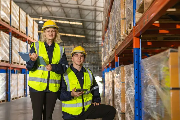 Profesyonel depo işçilerinin portresi. Kafkas hisse senedi envanter ekibi çalışanı kargo depolama ürünleri nakliye sektöründe çalışıyor..
