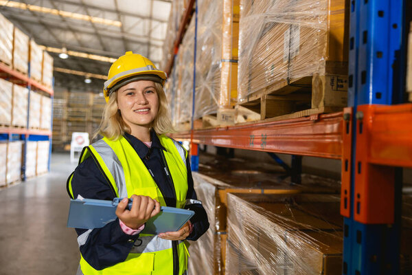кавказские женщины-рабочие. профессиональный складской рабочий. женщины инвентаризации персонала европейских сотрудников, работающих в грузовой логистики