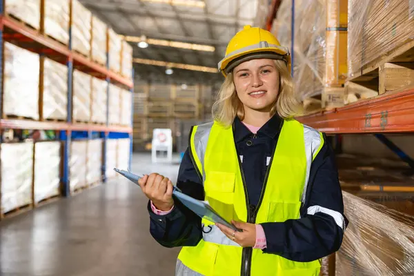 Kafkasyalı kadın işçi. Profesyonel depo işçisi. Kargo lojistik sektöründe çalışan kadın envanter personeli