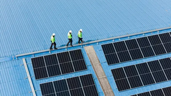 Profesyonel Mühendis Ekibi Servis Güneş Paneli. İşçi Bakım Temizliği, Güneş Paneli Değiştirme. Sanayi çatısındaki güneş fotovoltaik panel sistemi. Enerji Temiz Güç ile Kaydediliyor.