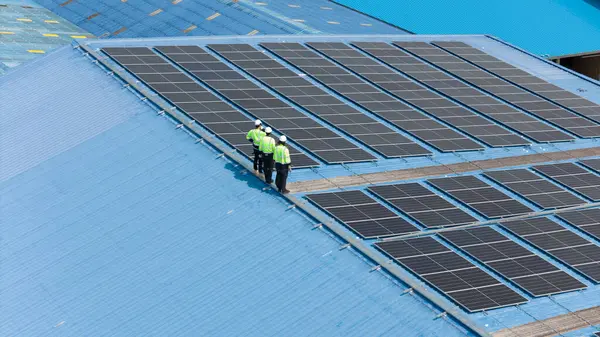 Profesyonel Mühendis Ekibi Servis Güneş Paneli. İşçi Bakım Temizliği, Güneş Paneli Değiştirme. Sanayi çatısındaki güneş fotovoltaik panel sistemi. Enerji Temiz Güç ile Kaydediliyor.