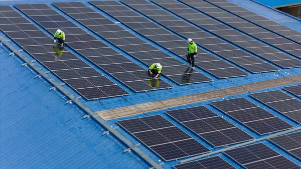 Profesyonel Mühendis Ekibi Servis Güneş Paneli 'nin hava görüntüsü. İşçi Bakım Temizliği Güneş Paneli Değiştirme.