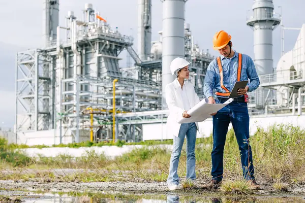 Profesyonel Petrol Rafineri Mühendisliği ekibi petrol ve doğalgaz sanayi santrali inşa ediyor. Petrokimya sanayii profesyonel işçisi.