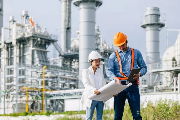 Profesyonel Petrol Rafineri Mühendisliği ekibi petrol ve doğalgaz sanayi santrali inşa ediyor. Petrokimya sanayii profesyonel işçisi.