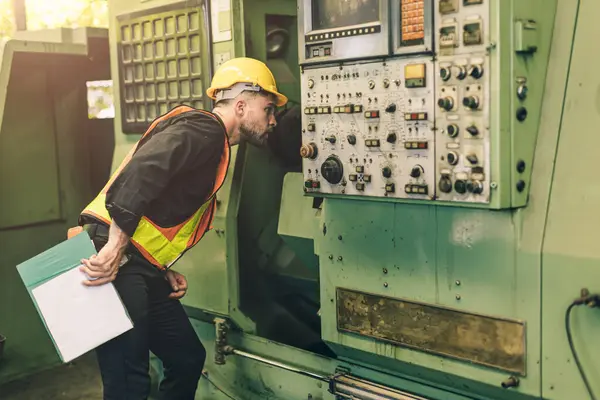 Profesyonel teknisyen mühendis güvenlik görevlisi denetleyici denetleyici ağır makine çalışma koşulları ağır sanayi fabrikasında