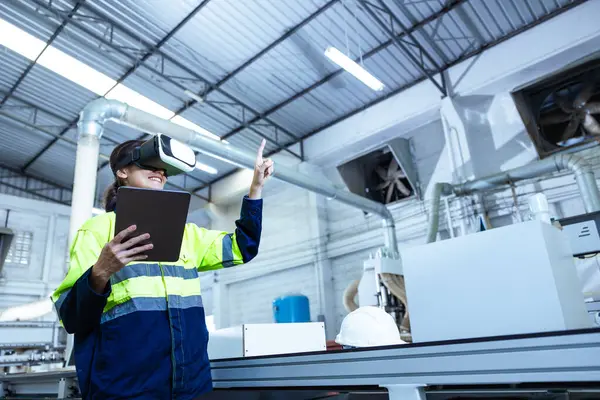 Modern Factory Innovation Technology in Industry, VR Mobilya Tasarım Atölyesinde Sanal Gerçeklik Kulaklığı kullanan Teknisyen kadın.