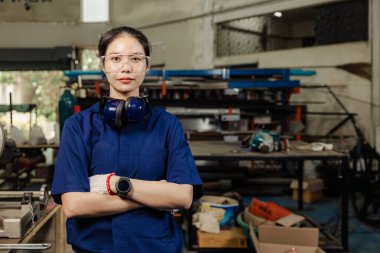 Torna atölyesinde çalışan portre mühendisi kadınlar metal makineli torna fabrikası, kendinden emin akıllı kamera..