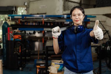 Torna atölyesinde çalışan portre mühendisi kadınlar metal makineli torna fabrikası, kendinden emin akıllı kamera..