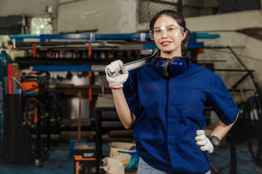 Torna atölyesinde çalışan portre mühendisi kadınlar metal makineli torna fabrikası, kendinden emin akıllı kamera..