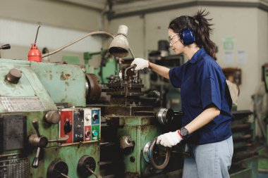 Torna atölyesinde çalışan mühendis kadınlar, metal makineleri fabrika makineleri, uzman endüstride çalışan kadın işçiler..