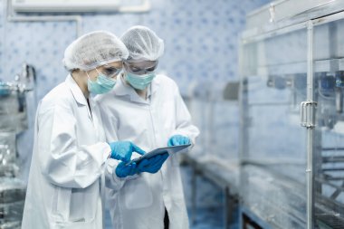 Endüstri müfettişi ekibi çalışıyor, QC personeli içki fabrikasında güvenlik ve hijyen için makine operasyonlarını kontrol ediyor.